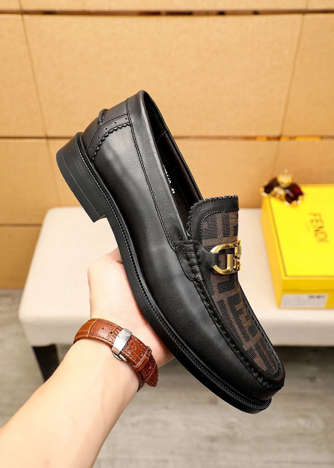 Men's shoes 💰460💰💐 Product trademark: FENDI [Fendi] casual leather shoes Regular size: 38-44 (45🉑️customized) Product materials: Selected imported first-layer cowhide upper + luxury hardware buckle, imported cowhide lining. Strong three-dimensional visual effect, rubber outsole Color: 2⃣️colors available